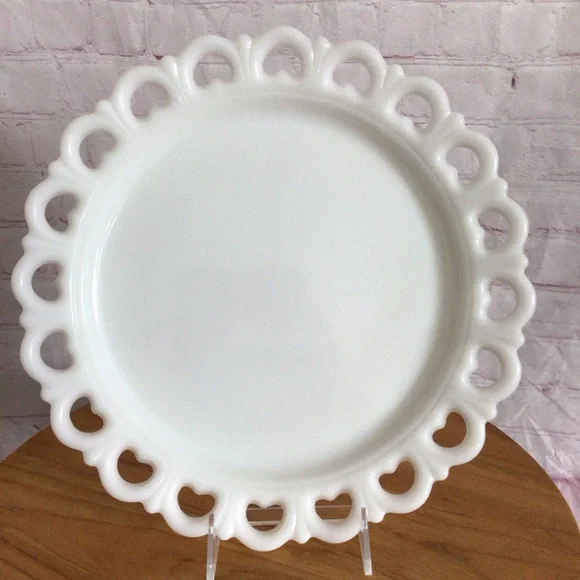Vintage White Milk Glass Heart Trim Round Cake Plate Platter - Picture 1 of 5